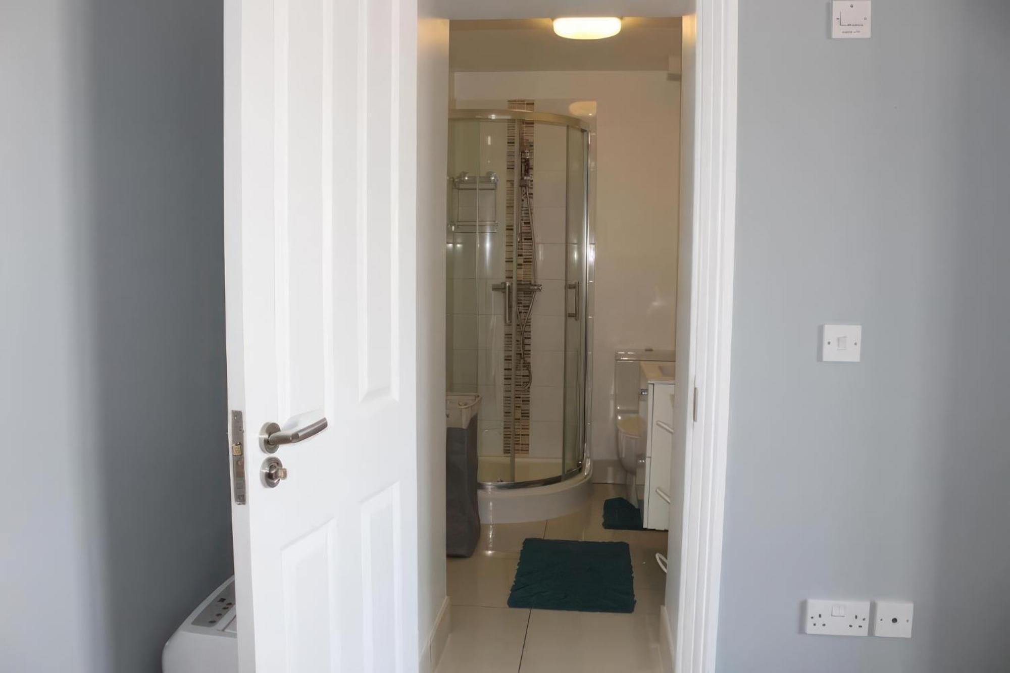 Lovely 2 Bed 2 Bath Flat With Free Parking Poole Exterior foto